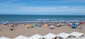 El clima acompaña a turistas en Claromecó este domingo