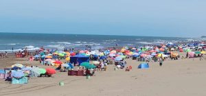 El clima acompaña a turistas en Claromecó este domingo