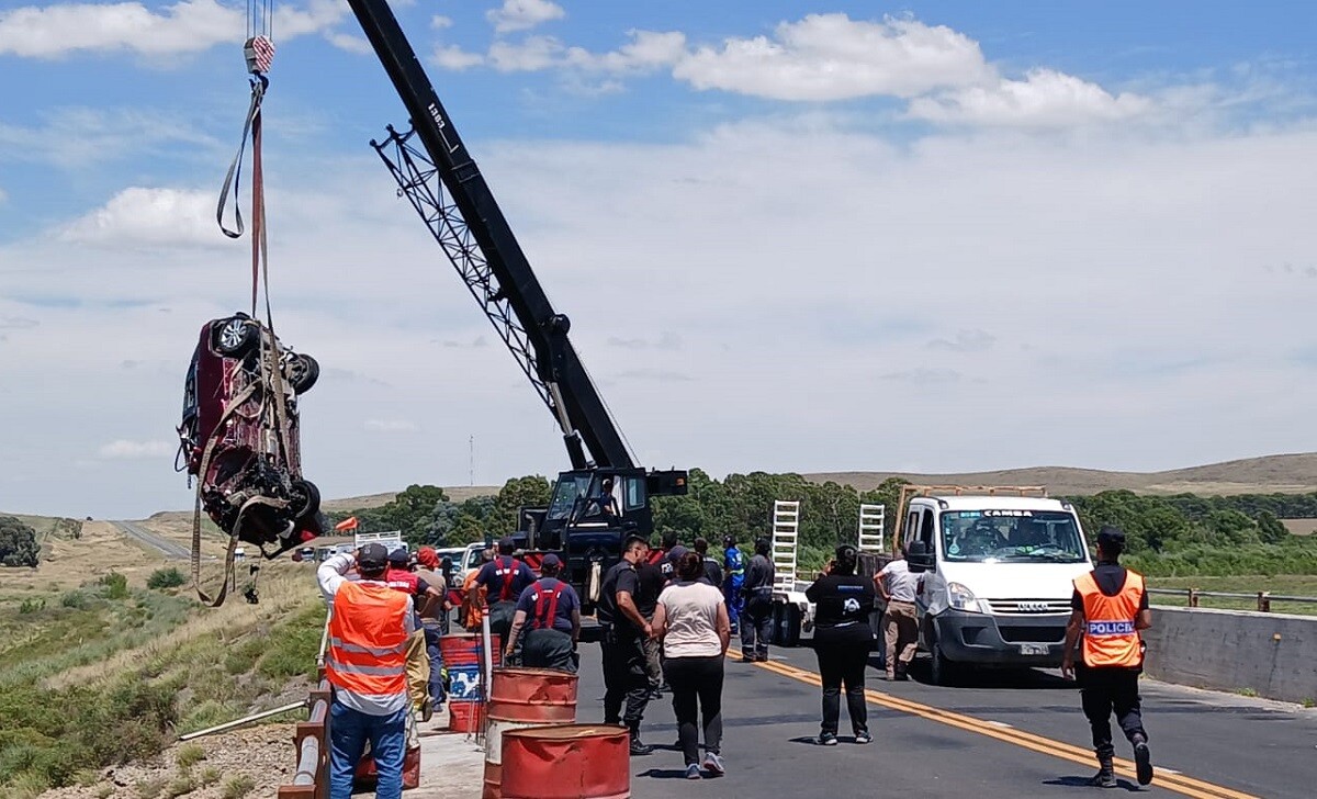 Sacaron el auto que cayó al dique sin novedades de ocupantes