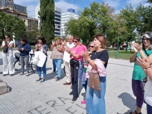 Antes de la marcha, autoconvocados realizaron acto en apoyo a los jubilados